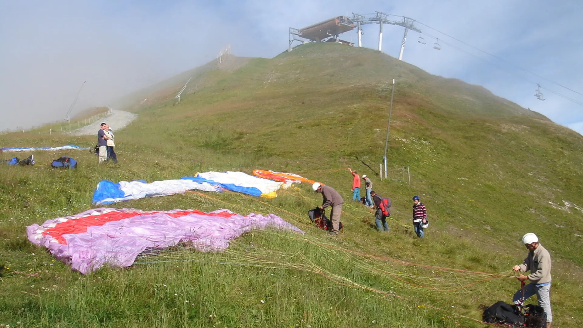 Préparation avant le décollage en parapente @LaToussuire