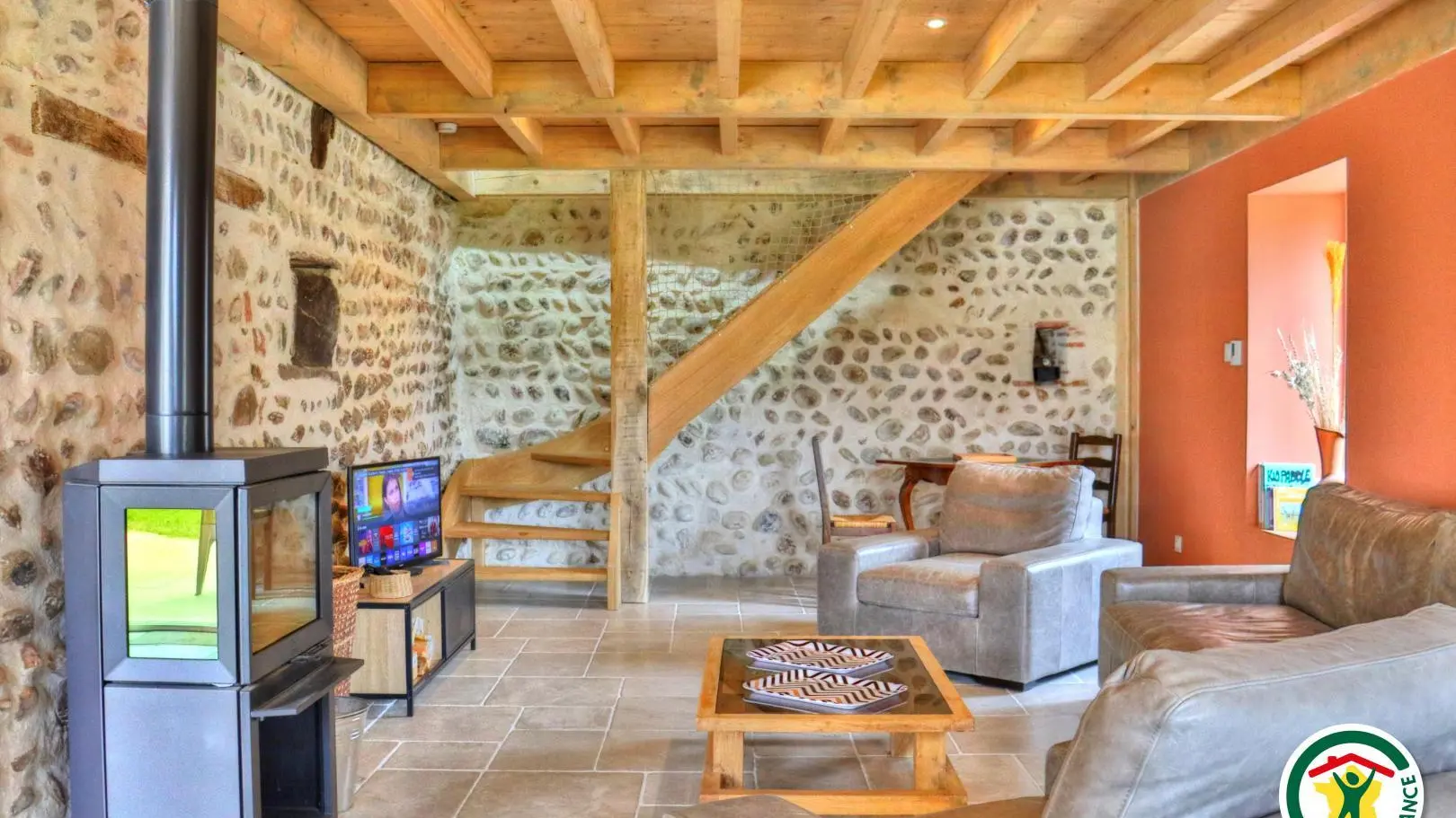 Salon avec coin TV et coin jeux
