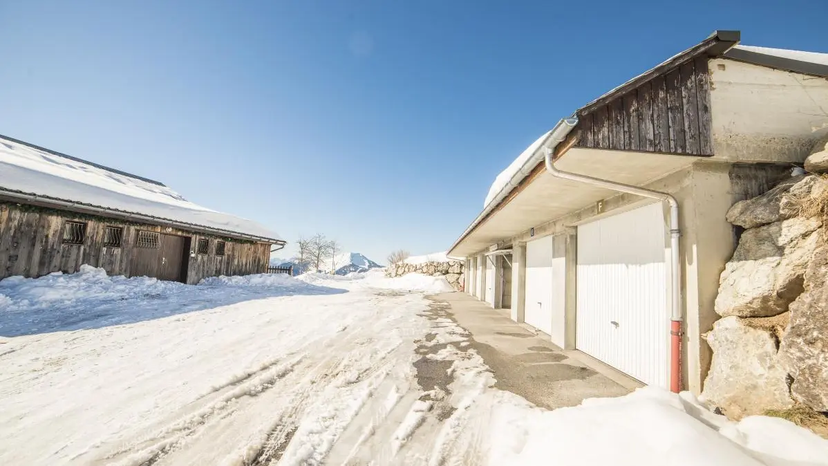 Garages et entrée des gîtes.