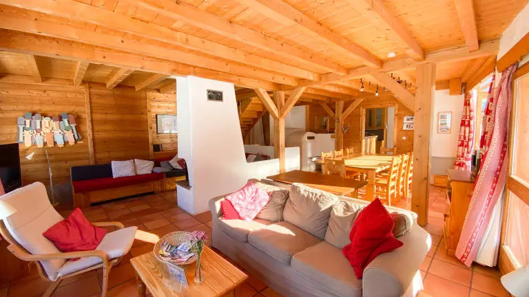 salon avec vue dégagée sur la haute vallée!