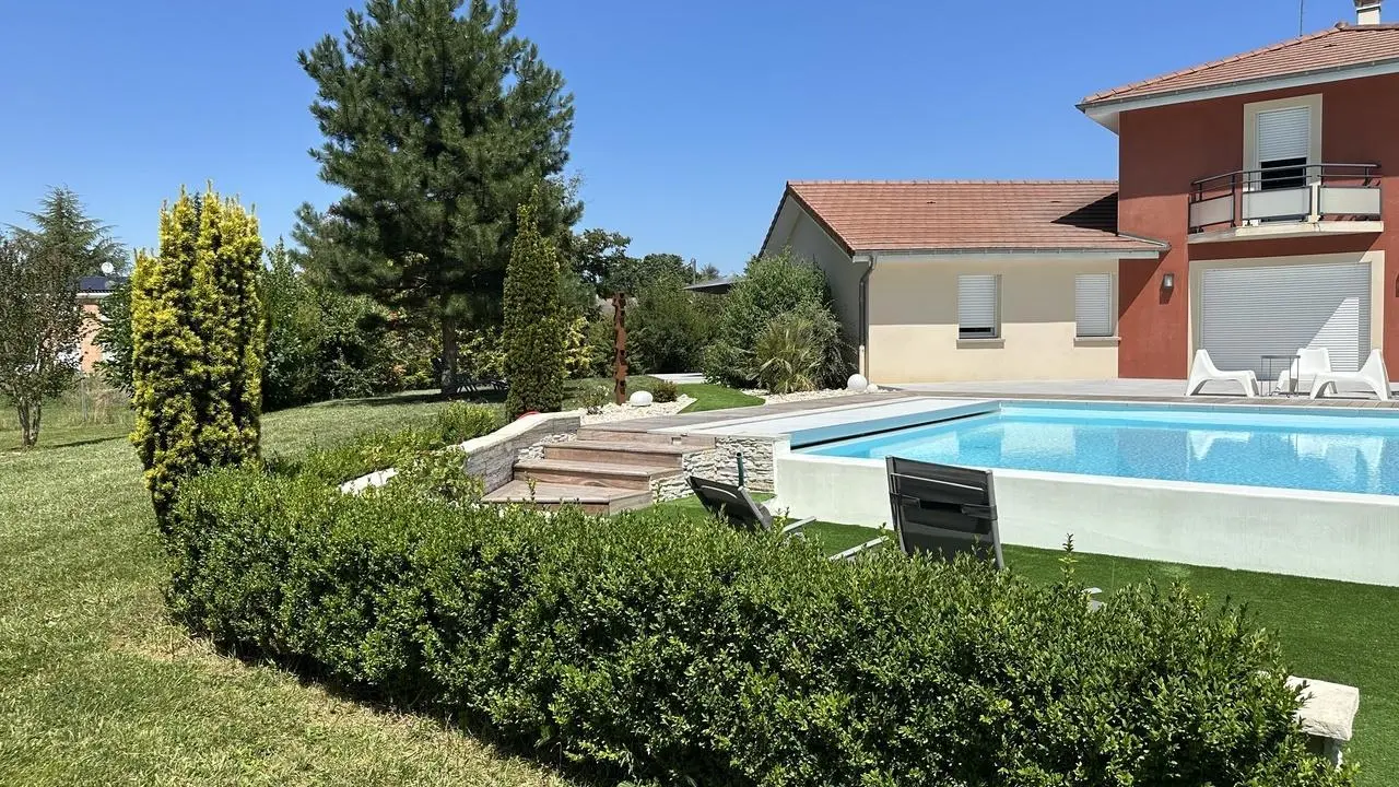La piscine des propriétaires est mise à votre disposition sous condition. Cette piscine dispose d'un volet roulant.