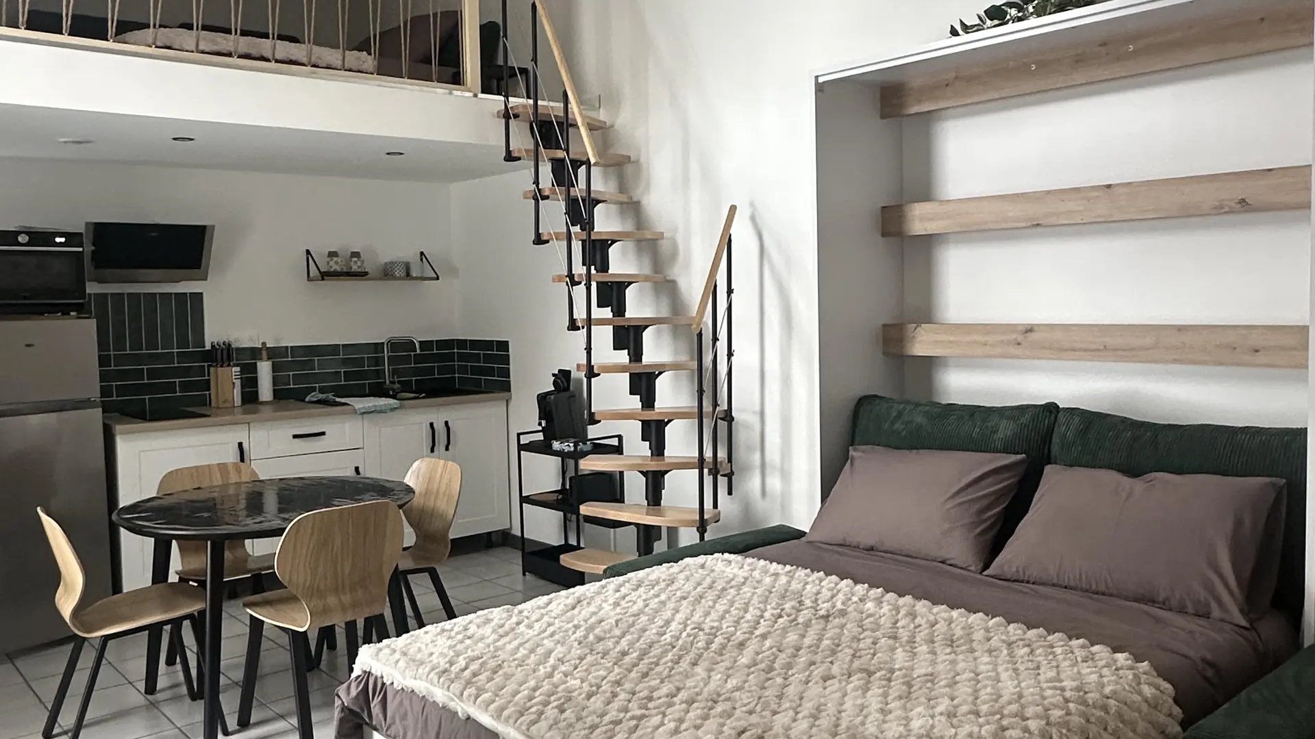 la pièce de vie avec le lit escamotable ouvert