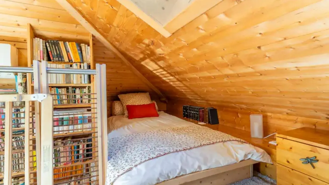 Lit 1 personne en 90X190cm à gauche de l'escalier