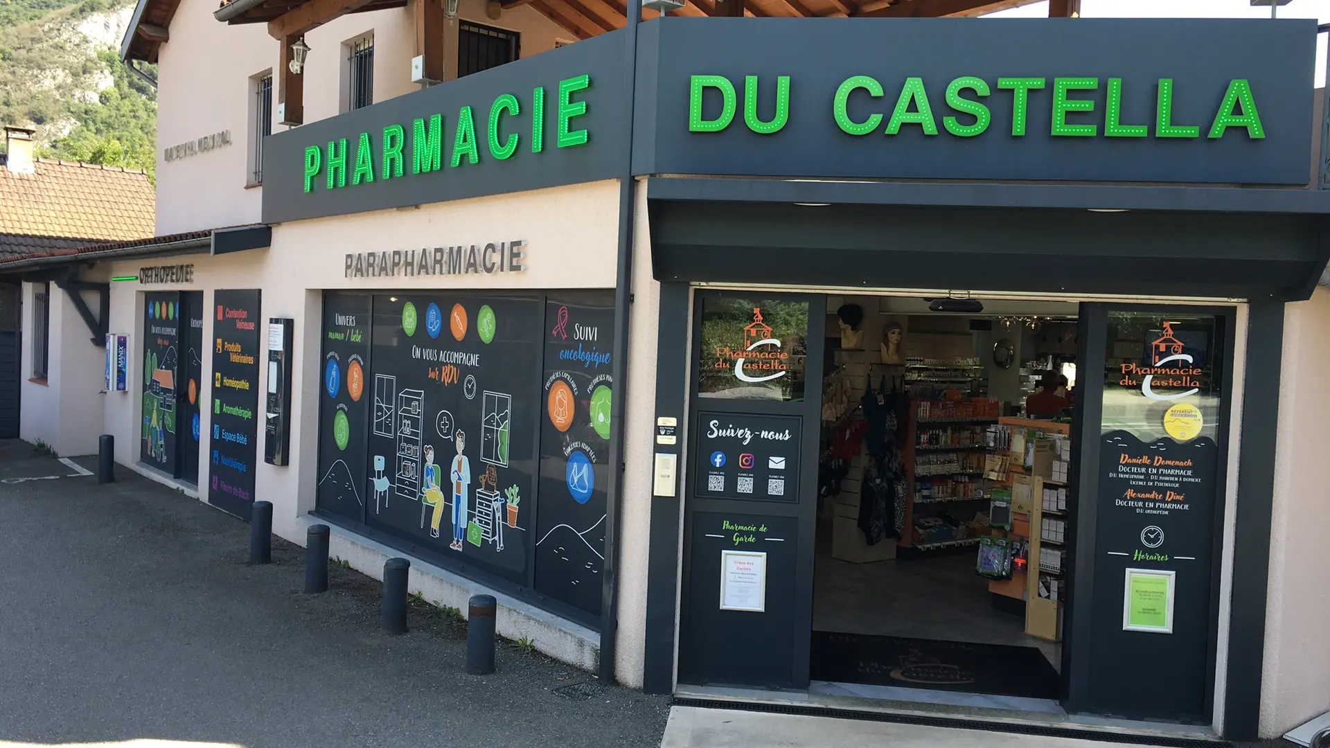 L'enseigne de la pharmacie en lettres vertes