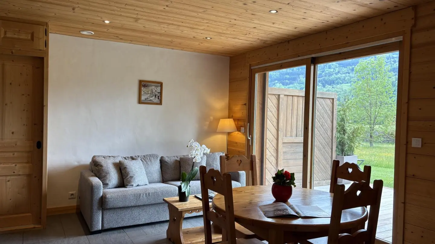 Séjour donnant sur la terrasse plein sud