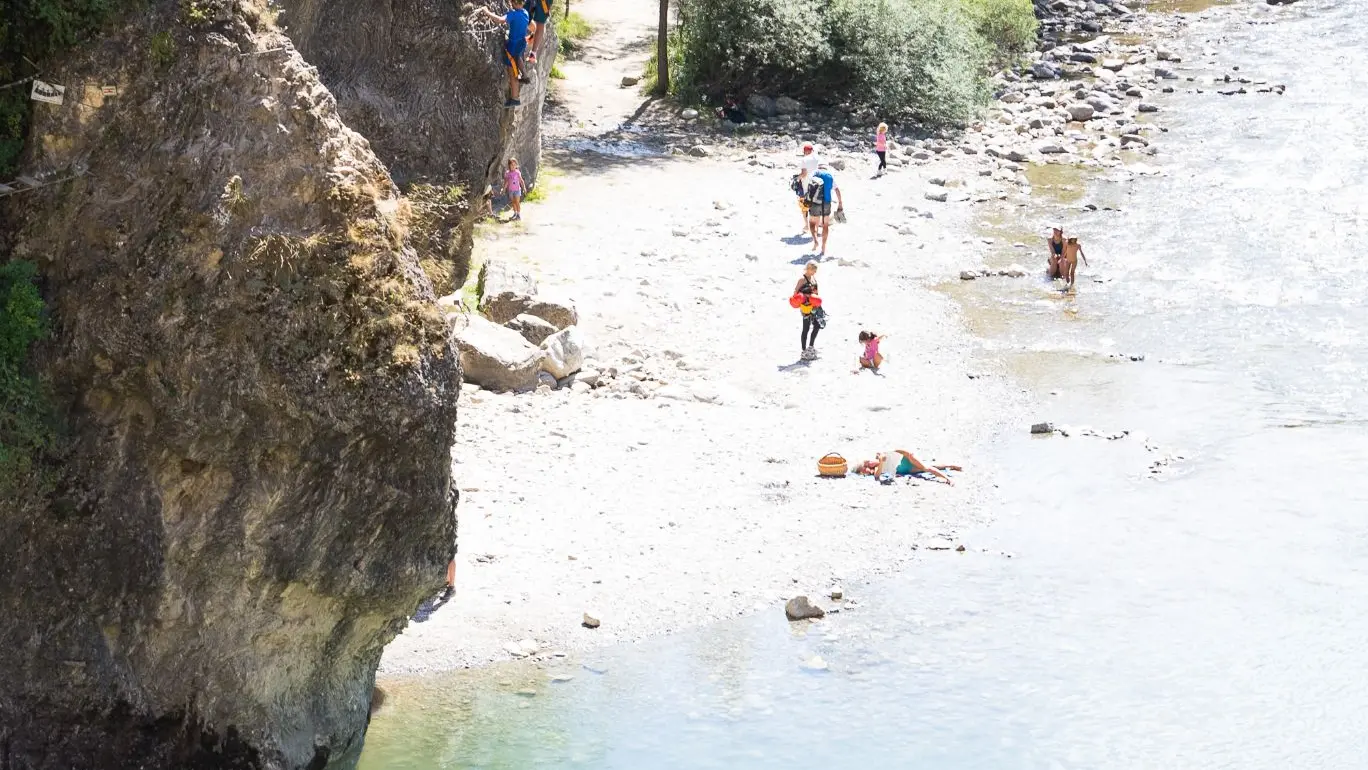 Parcours de via ferrata au dessus de l'eau