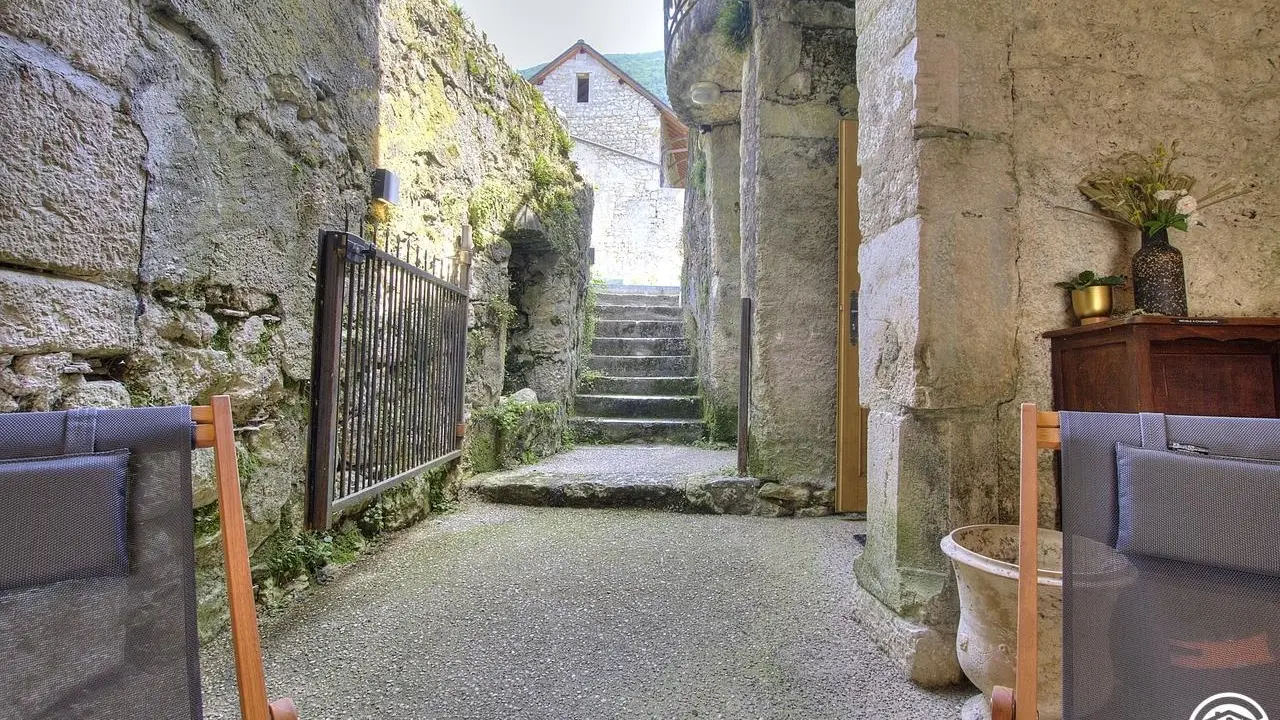 L'accès au gite peut se faire par un escalier extérieur depuis la cour ou par la route côté Église.