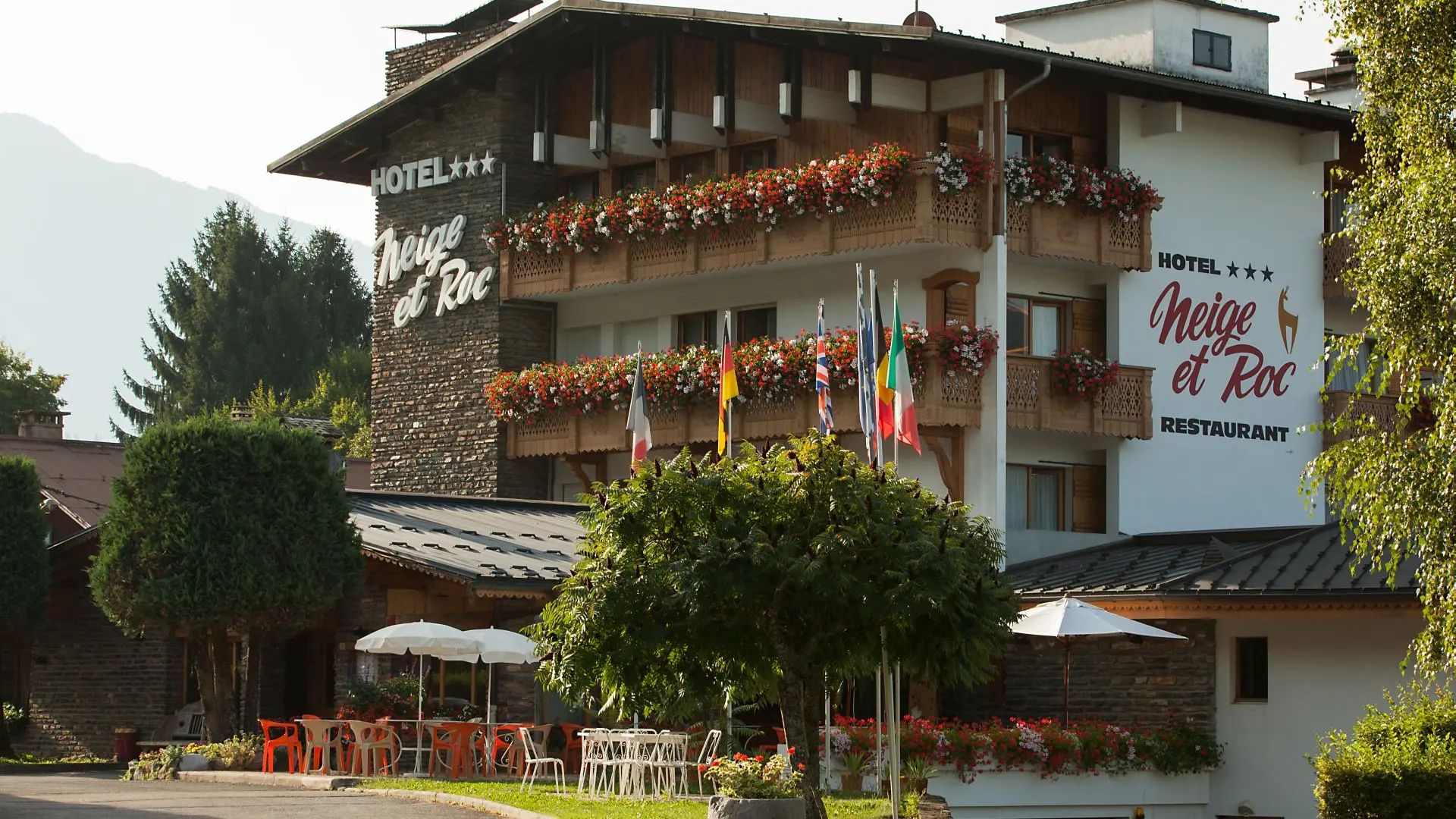 Façade hôtel en été