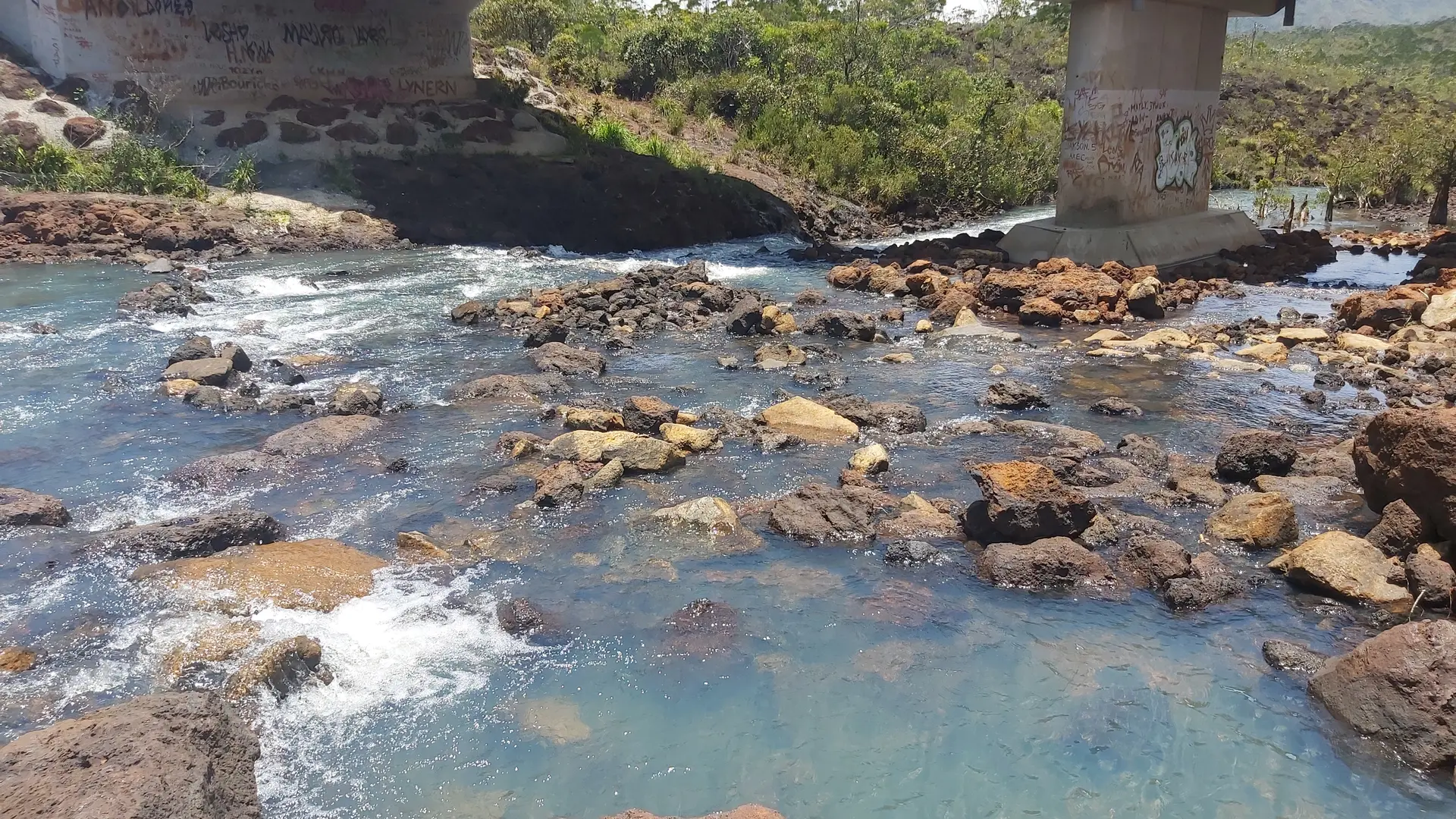 Le trou d'eau Nouveau Pont - Creek pernod est à proximité immédiate de la route du carénage