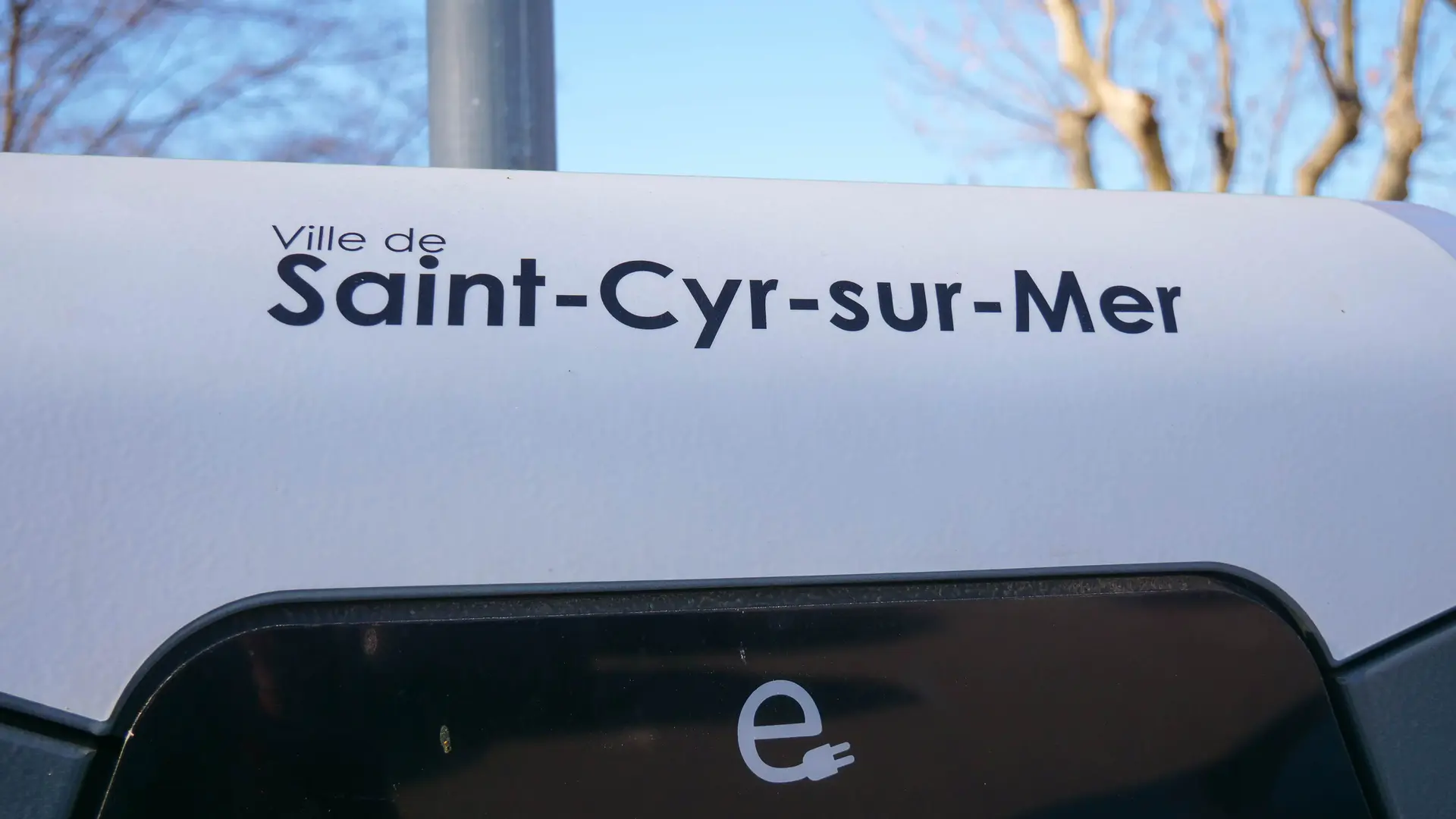 Borne pour recharge des véhicules électriques