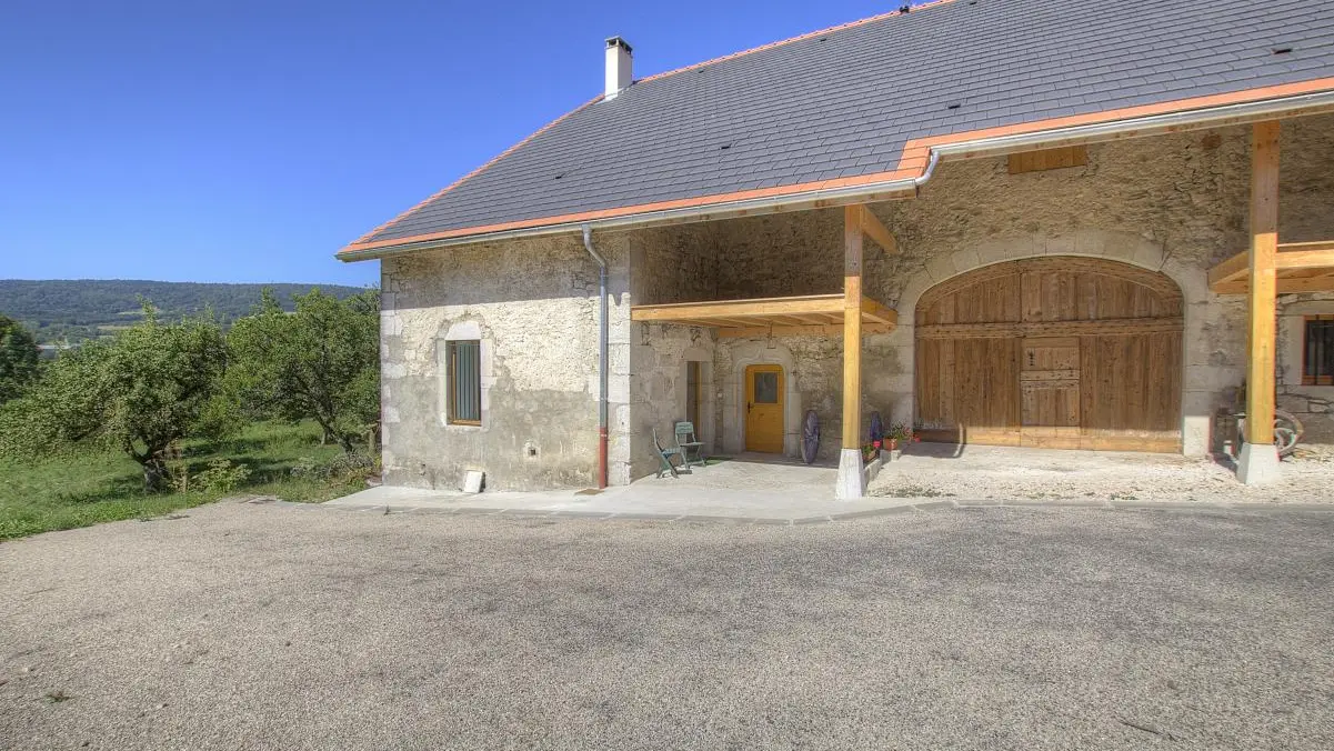 Gîte mitoyen situé au fond de l'impasse de ce village
