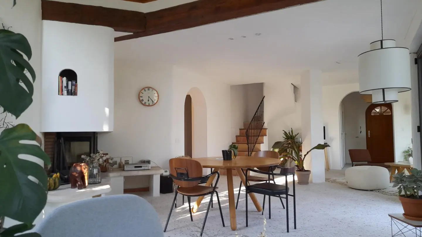 salle à manger et cheminée