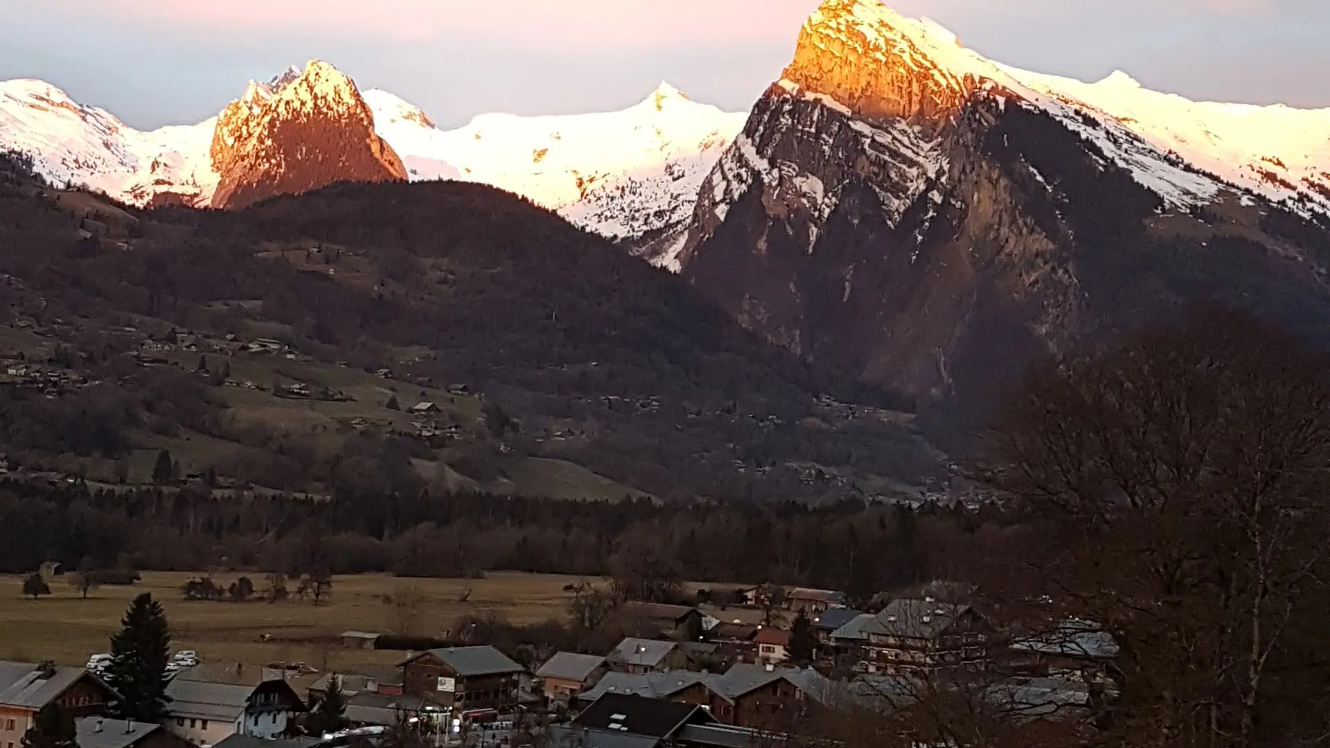 vue montagnes et village