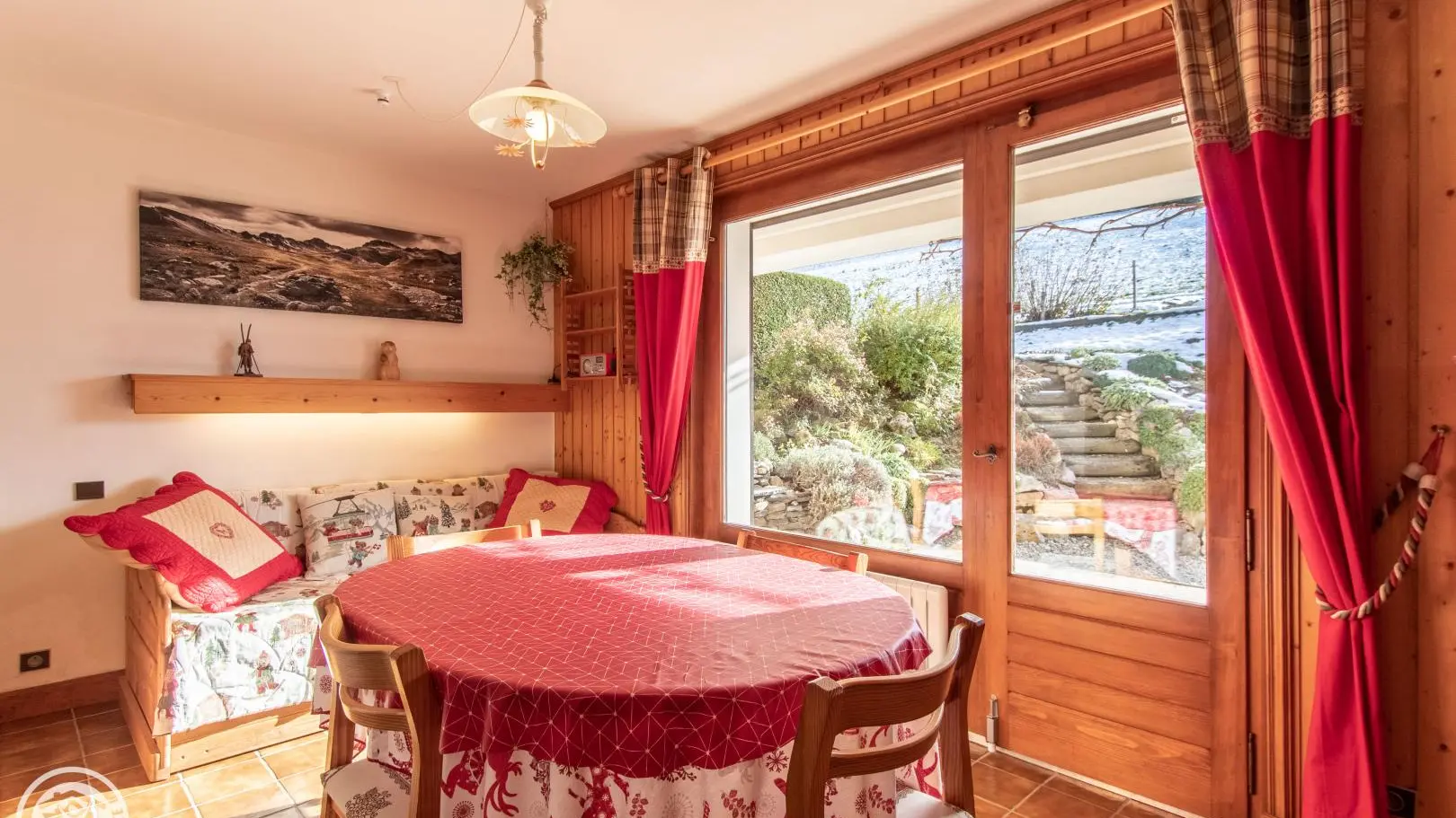 Espace repas et séjour avec accès terrasse