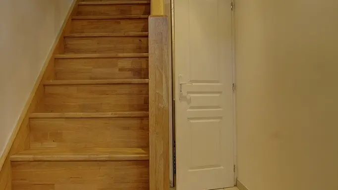 Au rdc avec un WC avec lave-main et l'accès aux deux chambres notamment.