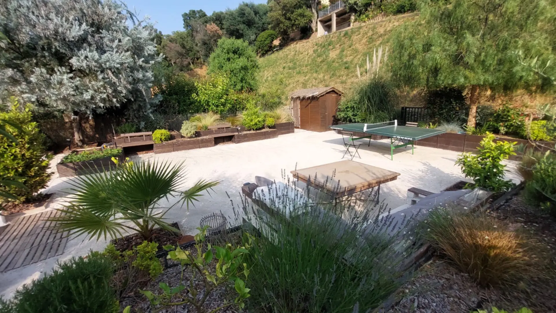 Terrain de pétanque et ping pong