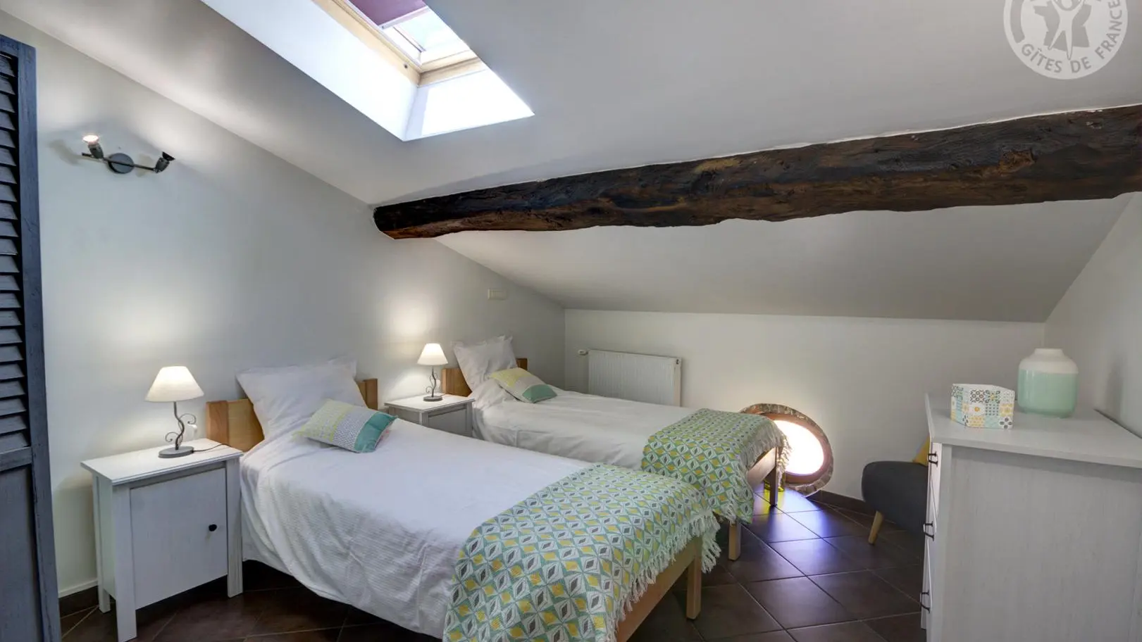 Chambre 1 : en configuration de deux lits simples de 90cm jumelables pour former un lit double de 180cm