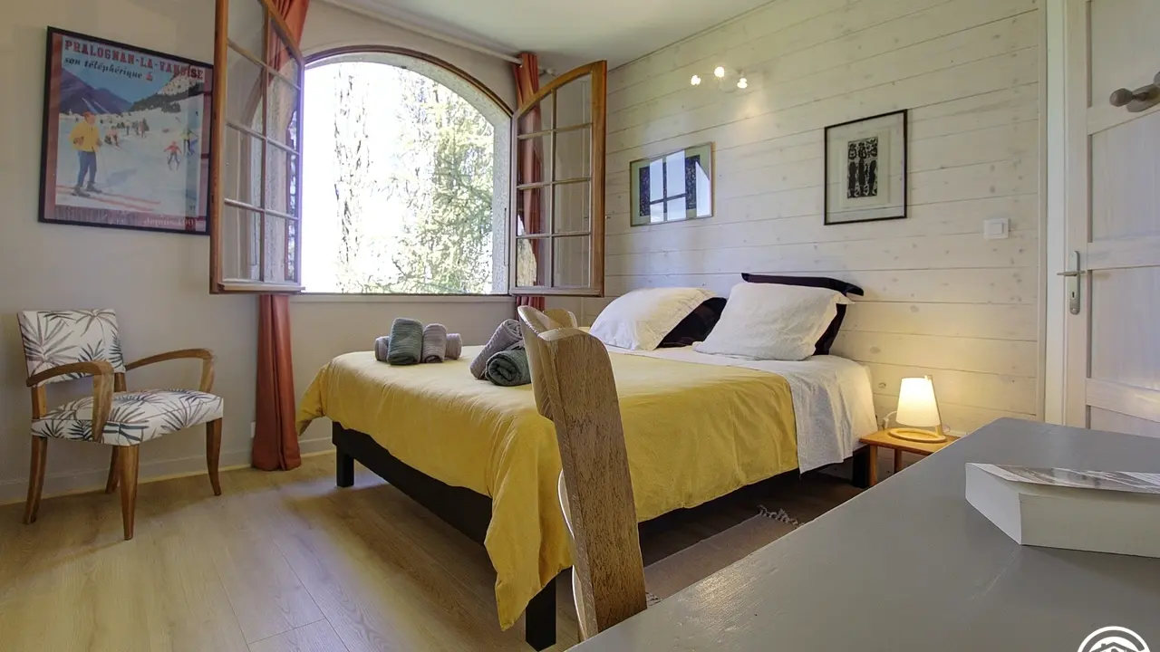 Chambre pour deux personnes, composée d'un lit en 160*200 avec un coin bibliothèque.