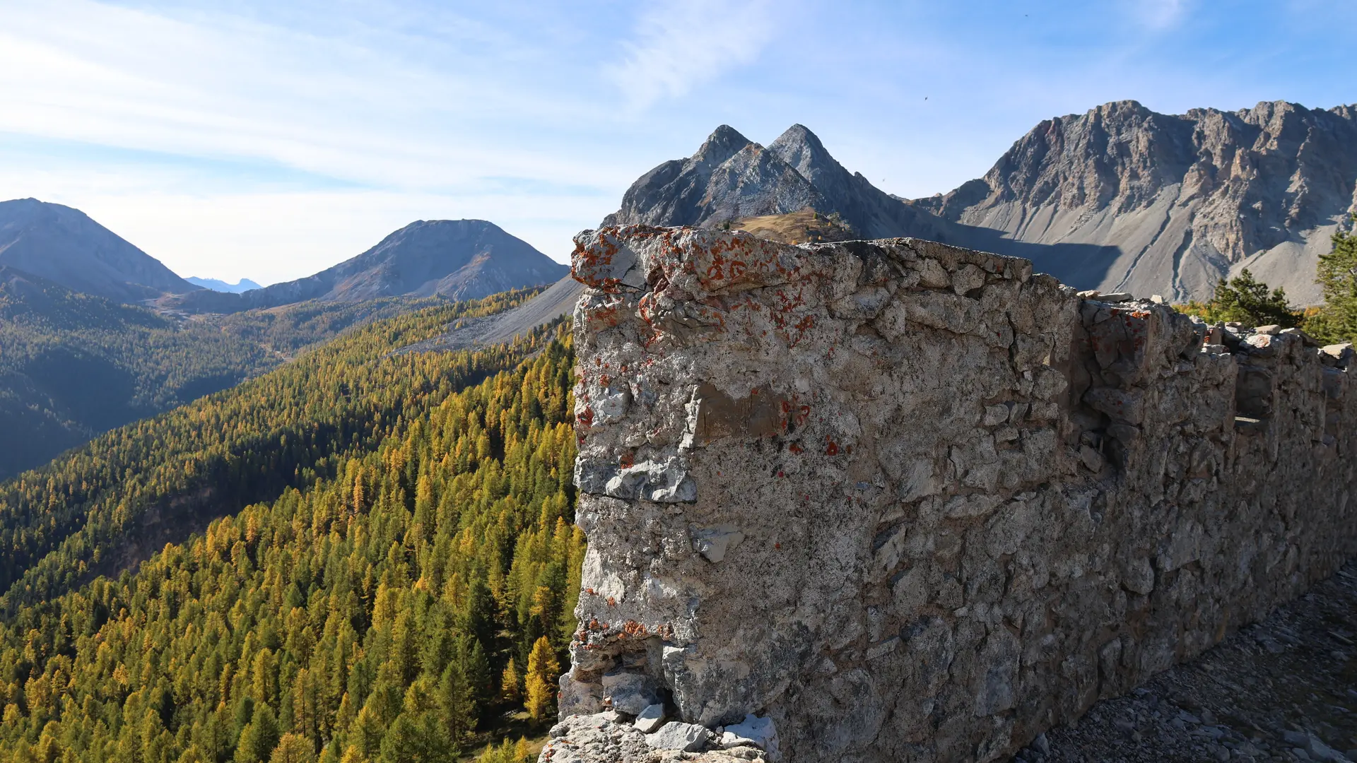 Rempart et vue du fort de la Lausette