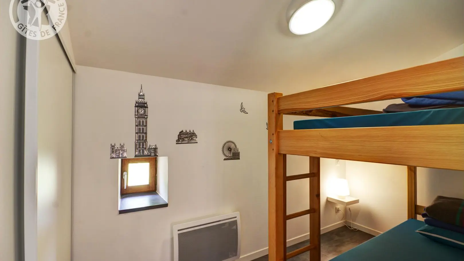 La grande chambre en deux espaces : ici la partie avec les deux lits 90 dont un superposé.