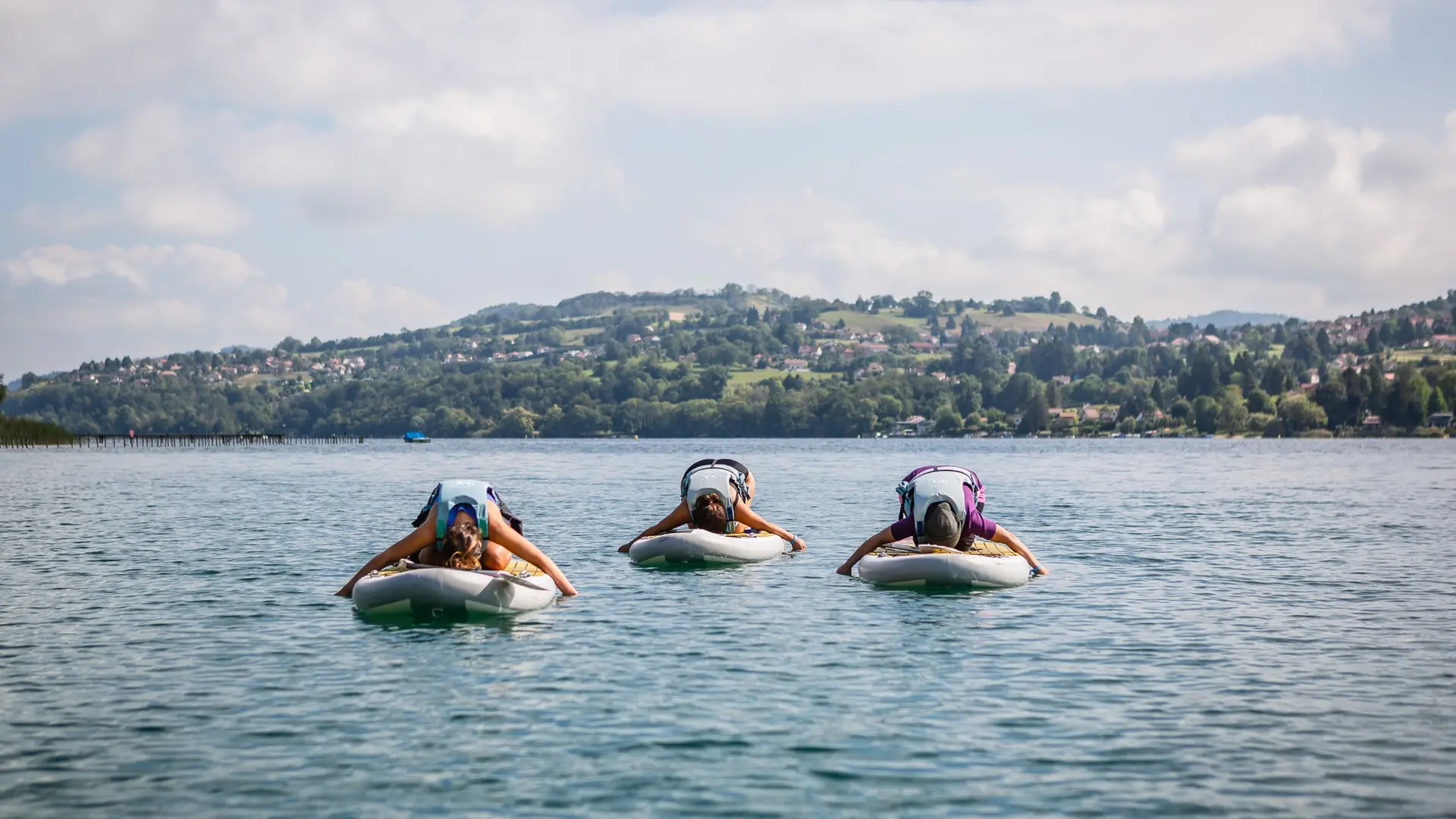 Une séance de yoga sur paddle