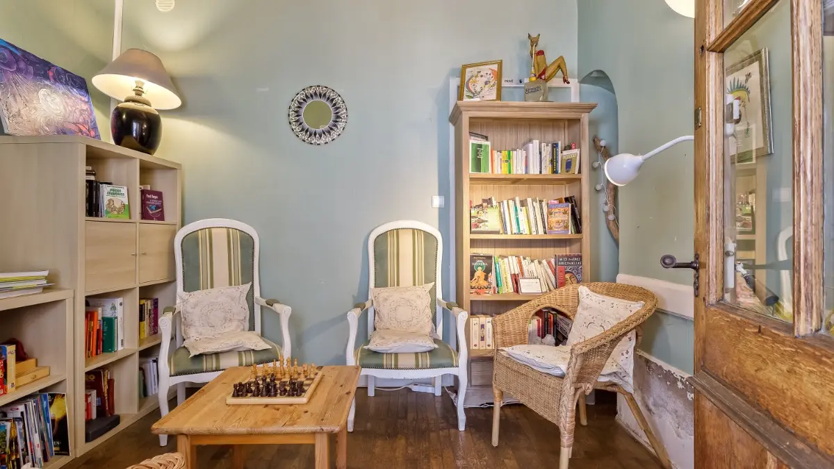salon, bibliothèque, jeux à dispositions
