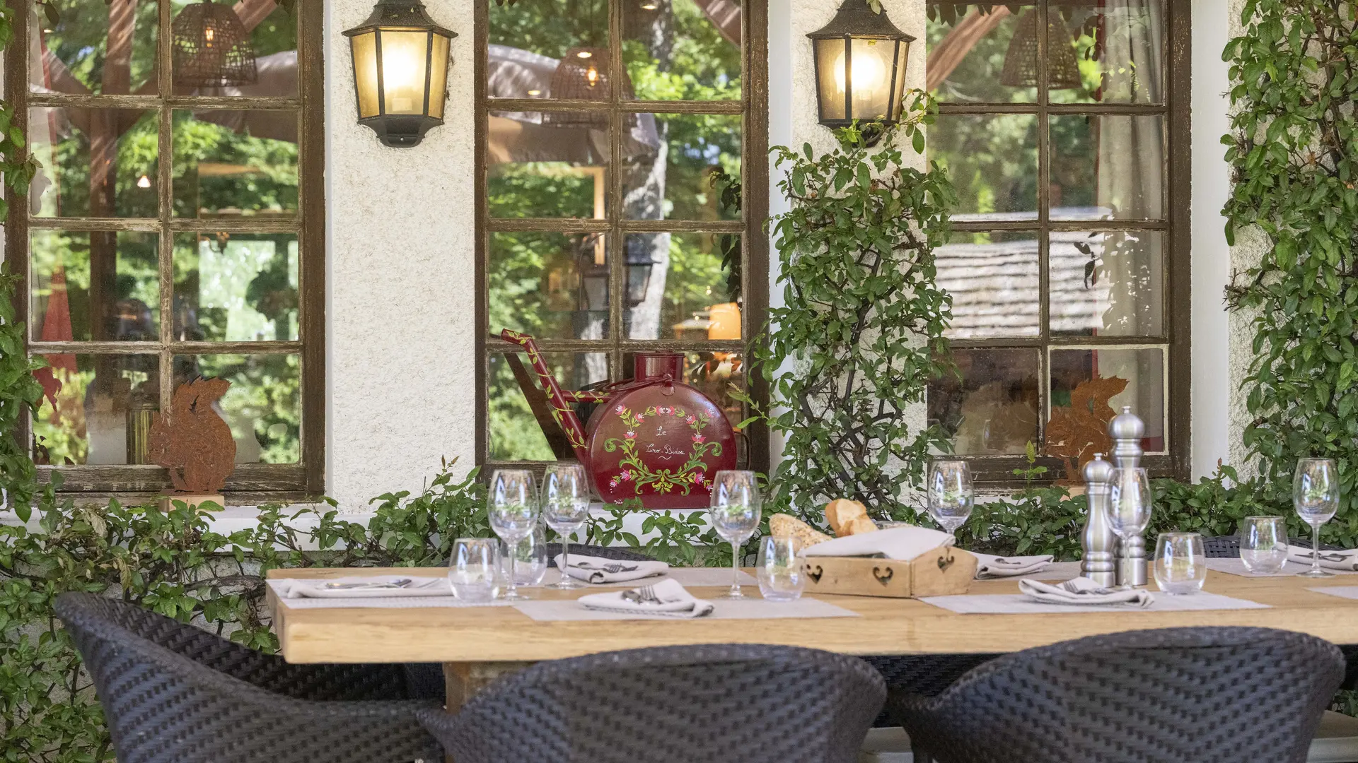 grande table familiale sous la pergola