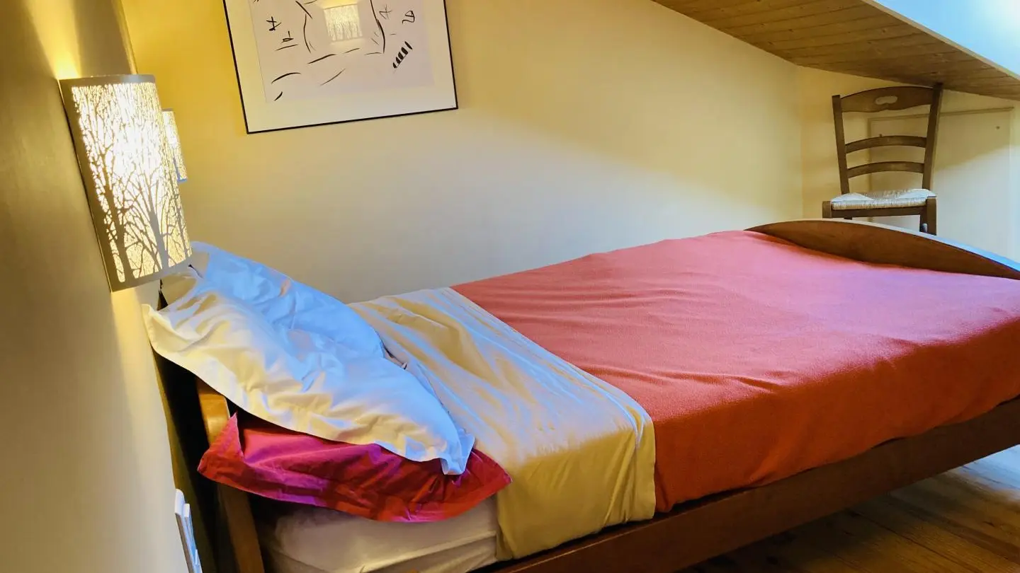 La chambre mansardée, avec velux et sa vue sur la montagne