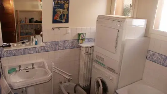 View of the bathroom with the washbasin