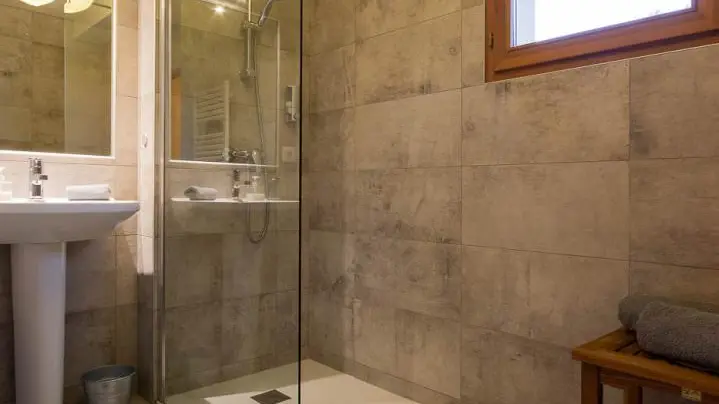 Les sanitaires privatifs de la chambre La Rosée du Soleil