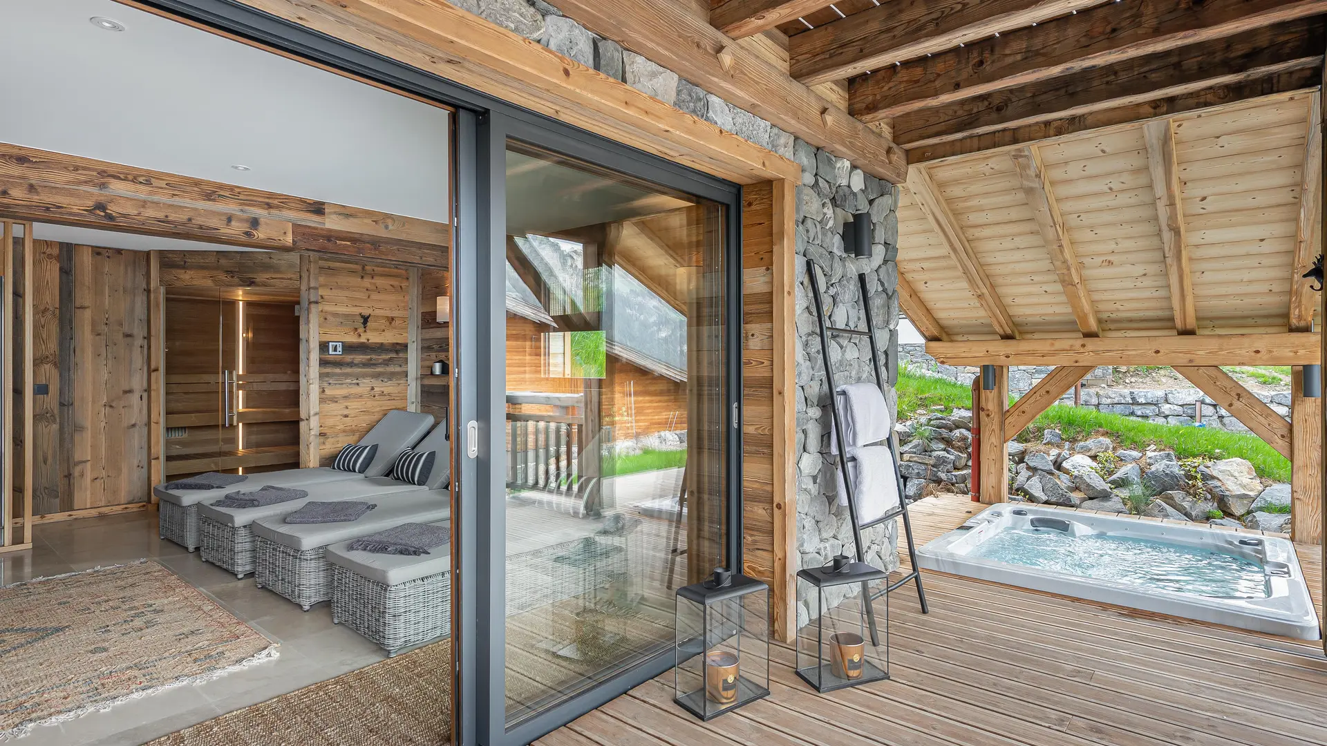 Espace détente et bain à remous sur la terrasse couverte