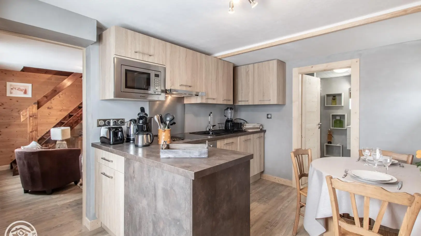 Cuisine intégrée avec accès à la salle d'eau