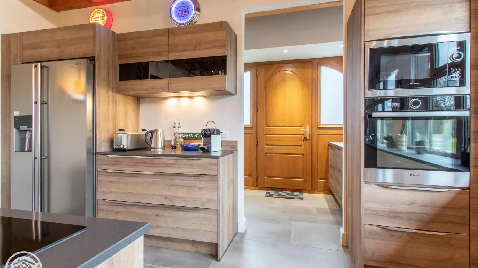 Cuisine ouverte et accès cellier