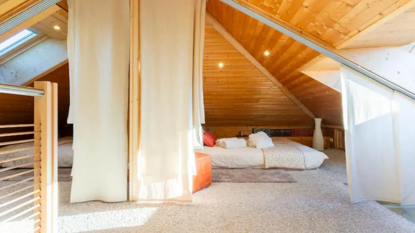 Espace nuit séparé par des tentures