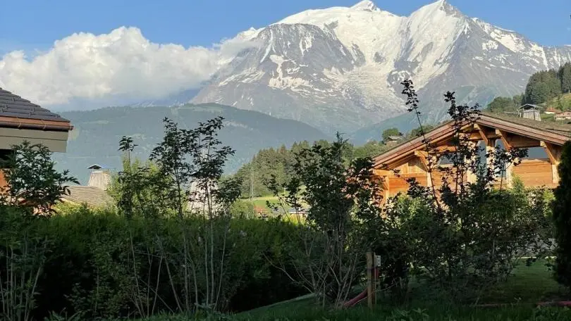 Un bain de montagne : la piscine et le Mt Blanc