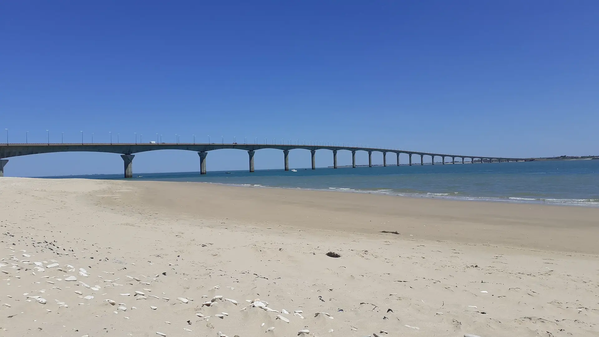 Pont de l'île de Ré depuis la plage