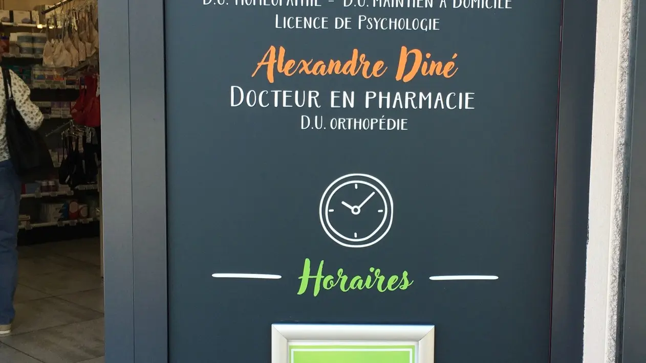 La plaque expliquant les diplômes des praticiens de la pharmacie