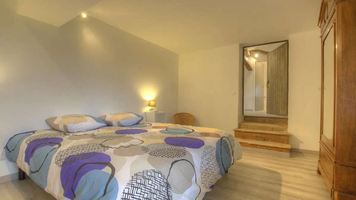 Chambre avec deux lits en 90*200 qui peuvent se réunir ou non selon vos besoins.