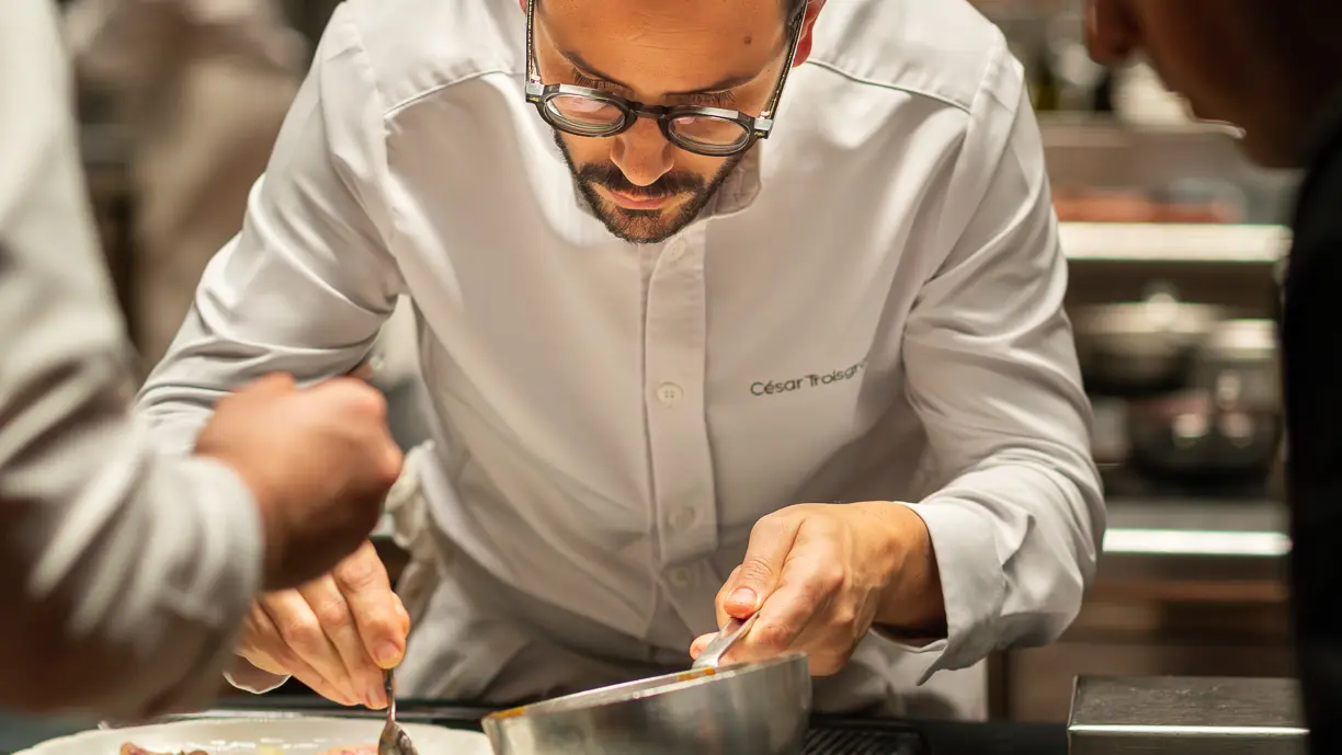 César Troisgros au restaurant Le Bois sans Feuilles