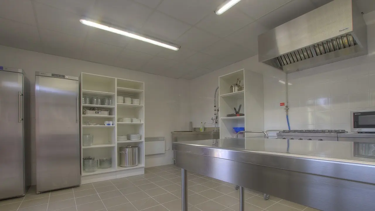 Cuisine attenante à la salle