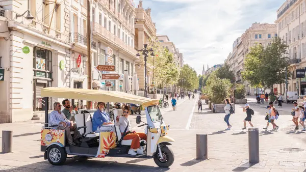 Discover the panier disctrict by tuk tuk