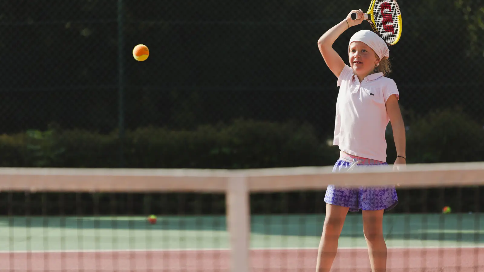 enfant jouant au tennis