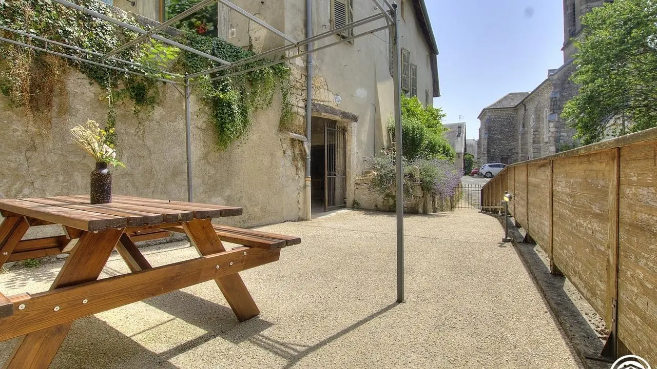 Vue d'ensemble depuis l'accès coté église et la terrasse privée du gîte.