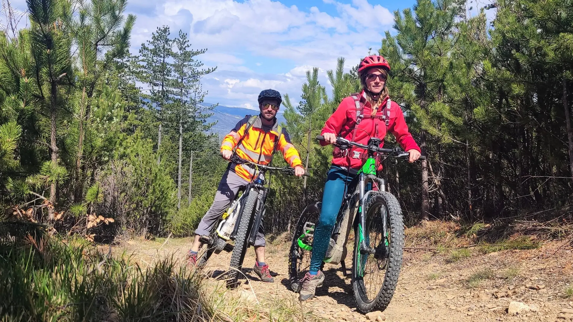Sentier grimpant sur les hauteurs de Laragne