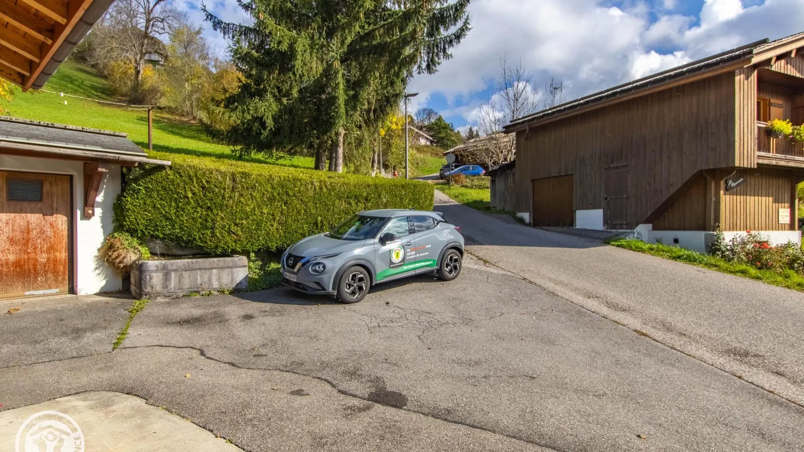 Place de parking et garage fermé devant le chalet