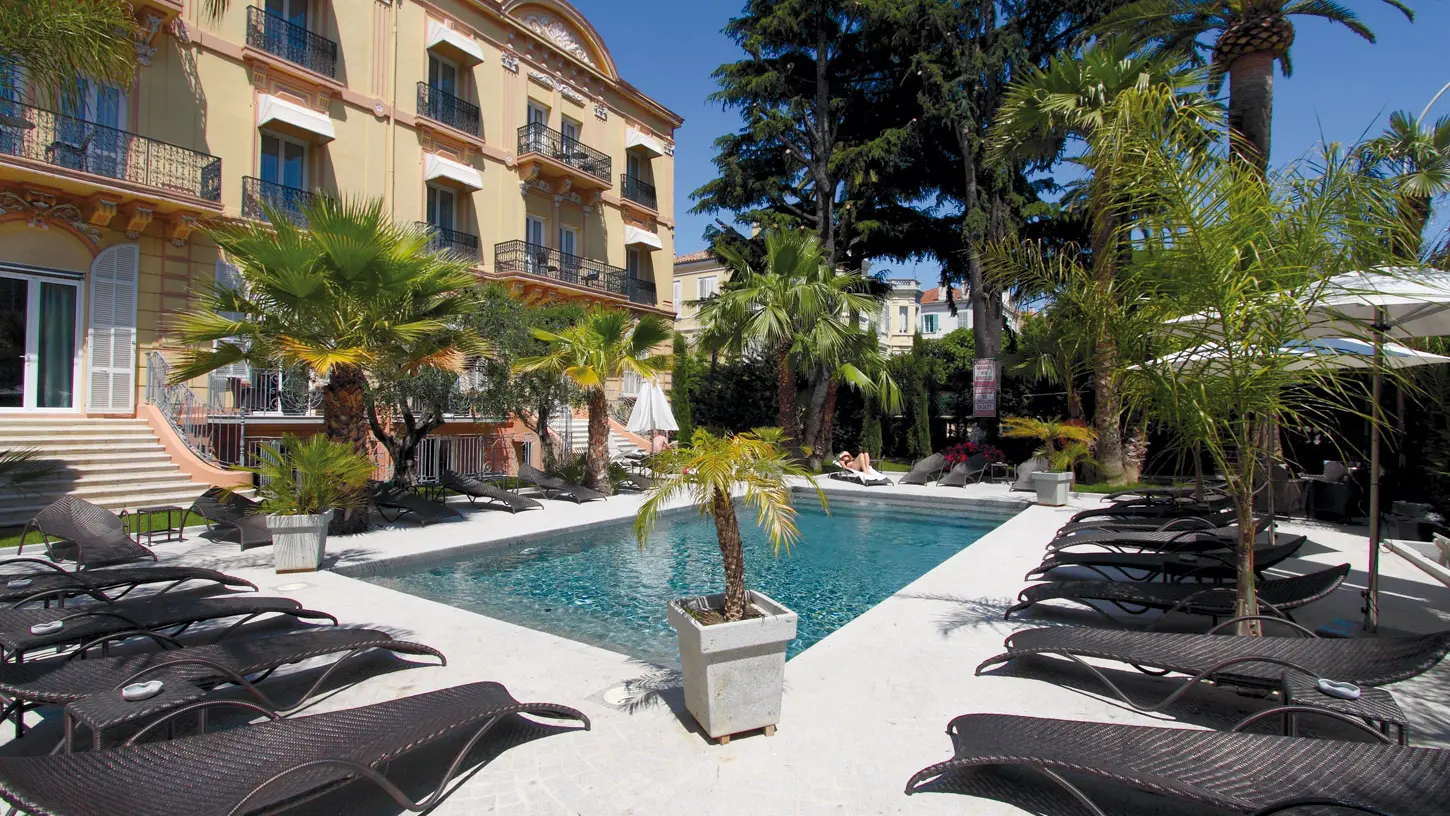 Hotel-deparis-cannes-swimmingpool