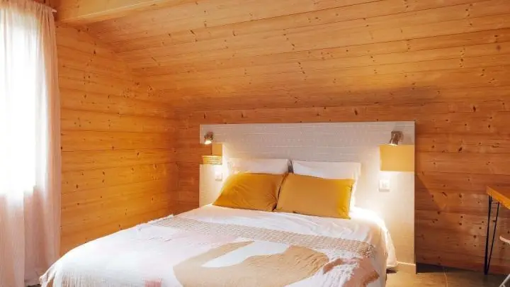 La chambre principale du chalet, avec un coin bureau