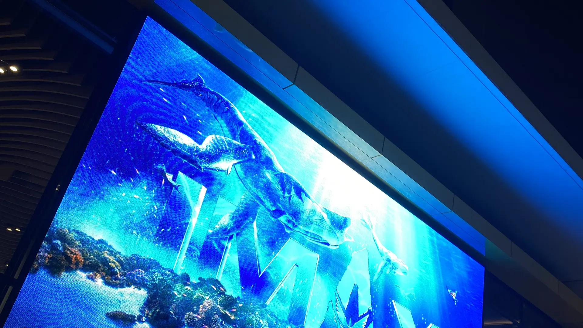 Devant le cinéma et un immense écran LED. La bande annonce d'Avatar 2 défile.