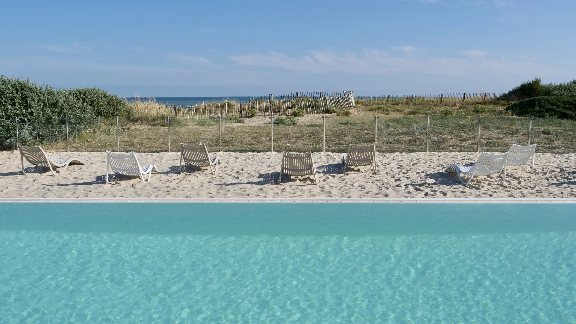 Piscine extérieure vue sur l'océan