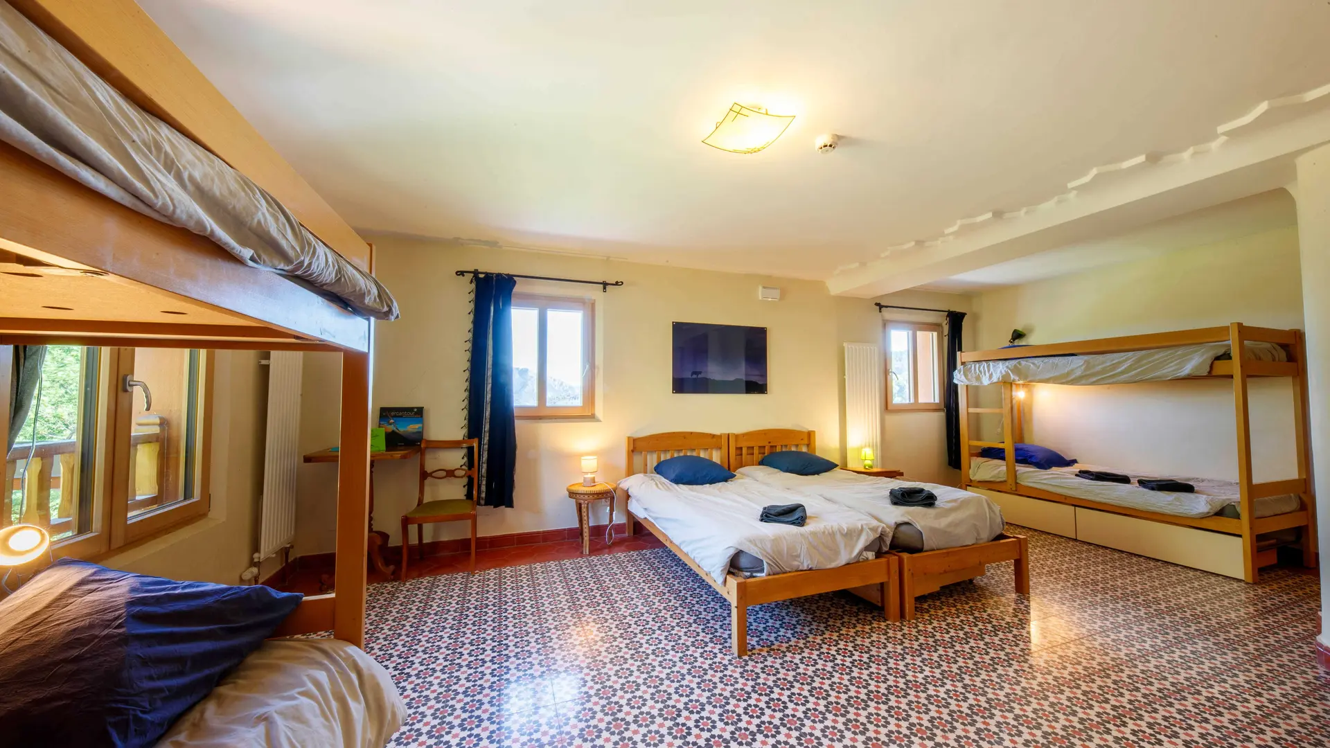 Chambre étoile pour famille Ecogite de Villeplane dans la réserve naturelle des gorges de Daluis - Gîte d'Etape et de Groupe Alpes-Maritimes